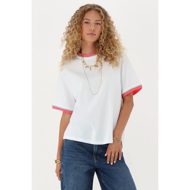Wit T-shirt met gekleurde kraag