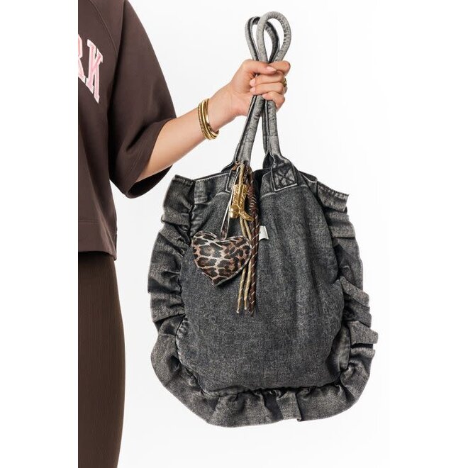 Bruine bag charm met panterprint hart