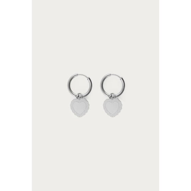 Love oorringen met klein hartvormige bedel Zilverkleurig