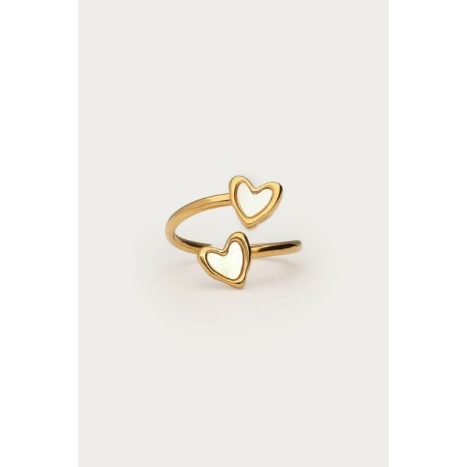 Ring met twee parelmoer hartjes goudkleurig