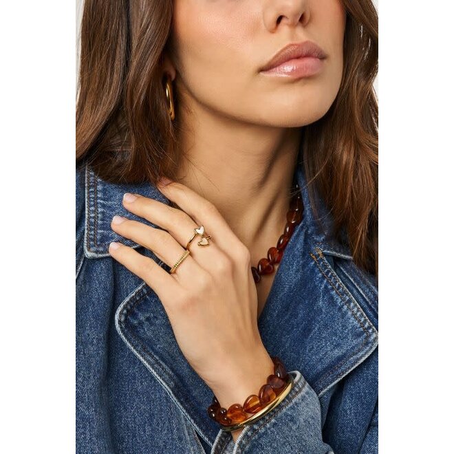 Ring met twee parelmoer hartjes goudkleurig