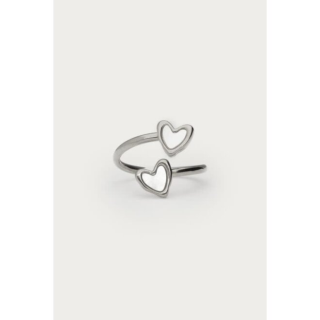 Ring met twee parelmoer hartjes zilverkleurig