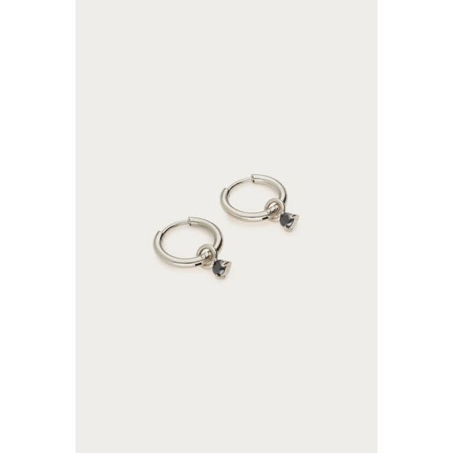 Minimalistische oorringen met zwarte strass steen zilverkleurig