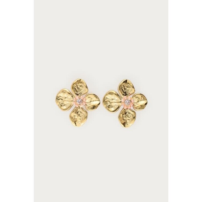 Botanical oorhangers met bloem en beige kralen