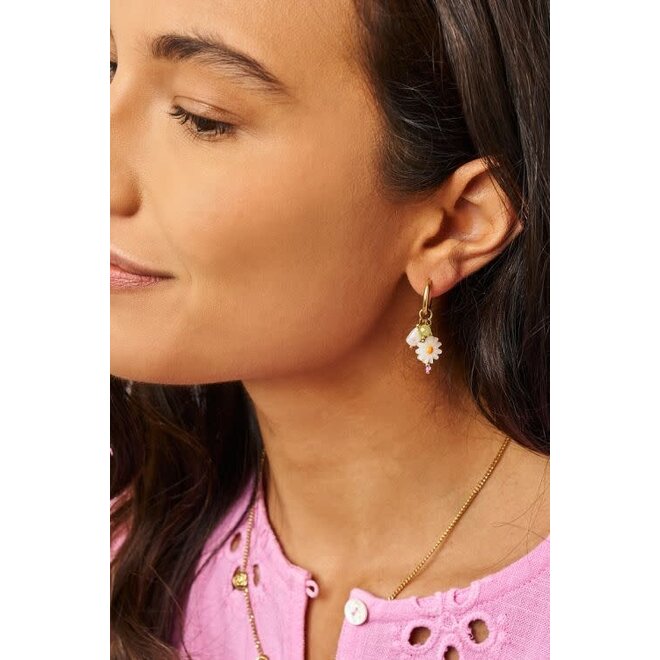 Botanical oorringen met witte bloemen en zoetwaterparels