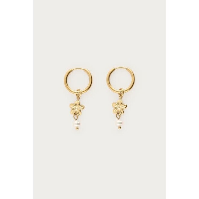 Botanical oorringen met bloemen en zoetwaterparels