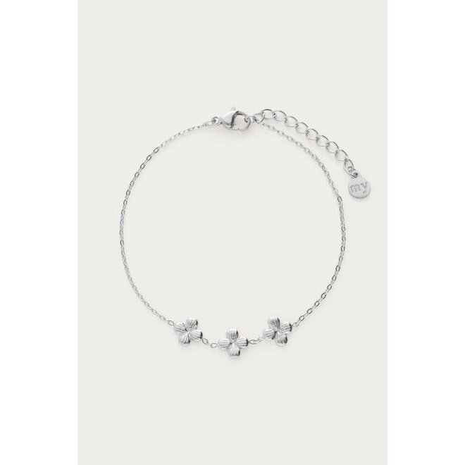Botanical armband met drie klaver bloemen zilverkleurig