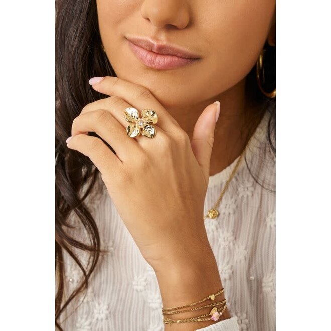 Botanical ring met bloem en beige kralen