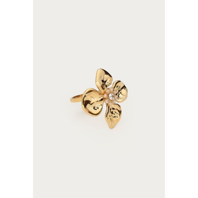 Botanical ring met bloem en beige kralen