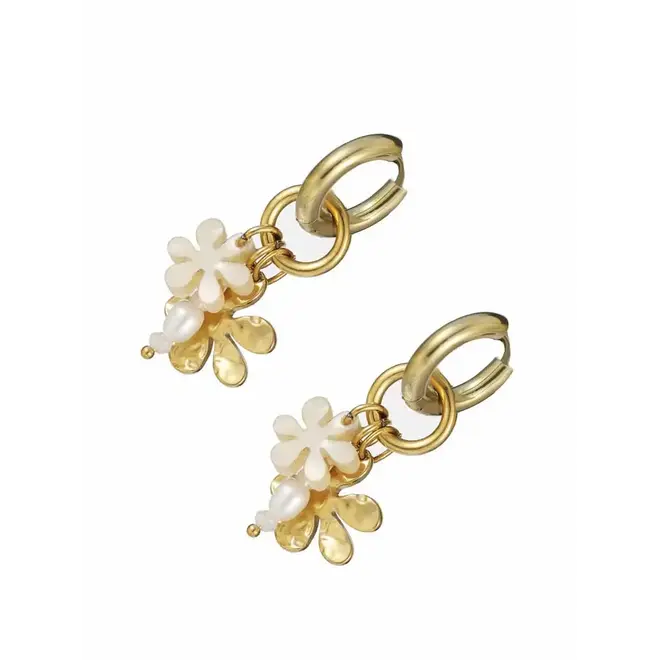 By Jam Oorbellen beige kralen en bloem