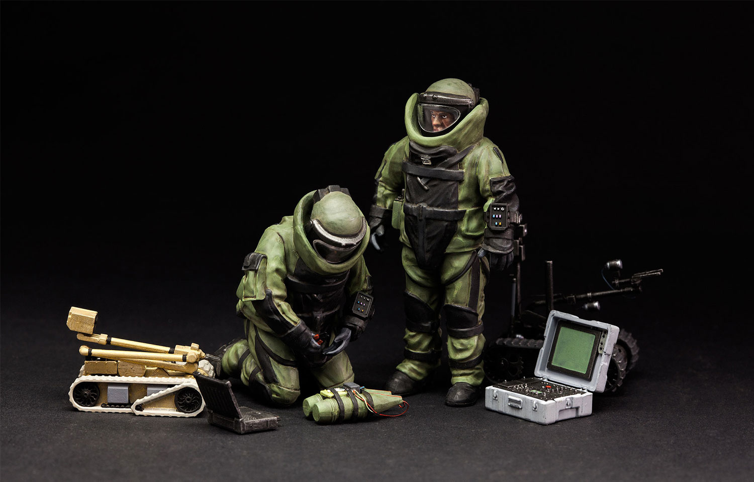 Meng Models U.S. Explosive Ordnance Disposal Specialists & Robots - Scale 1/35 - Meng Models - MM HS-003