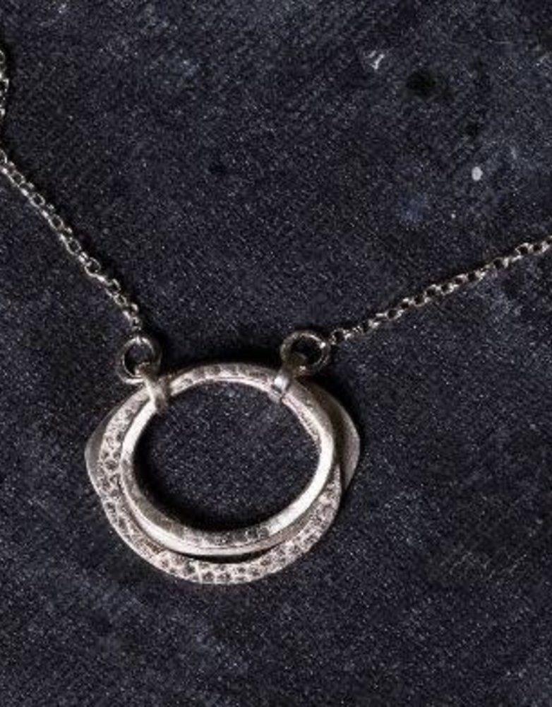 LYNSEY DE BURCA Carran Pendant Necklace - Silver