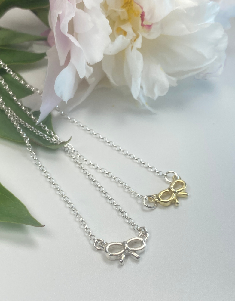 LYNSEY DE BURCA Ribin Bow Necklace Silver