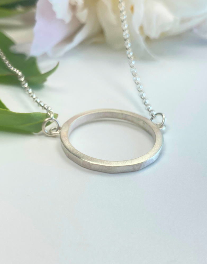 LYNSEY DE BURCA Ancaire Small Circle Necklace - Silver