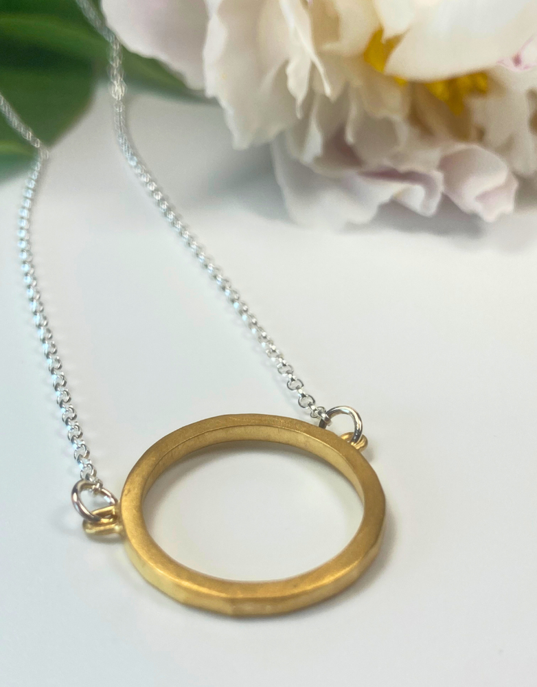 LYNSEY DE BURCA Ancaire Small Circle Necklace - Gold