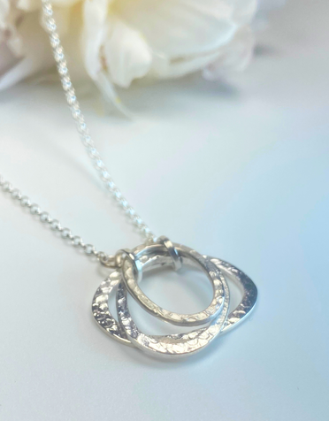 LYNSEY DE BURCA Carran Pendant Necklace - Silver
