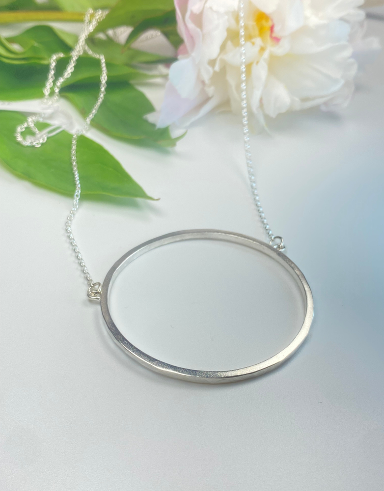LYNSEY DE BURCA Ancaire Circle Necklace - Silver