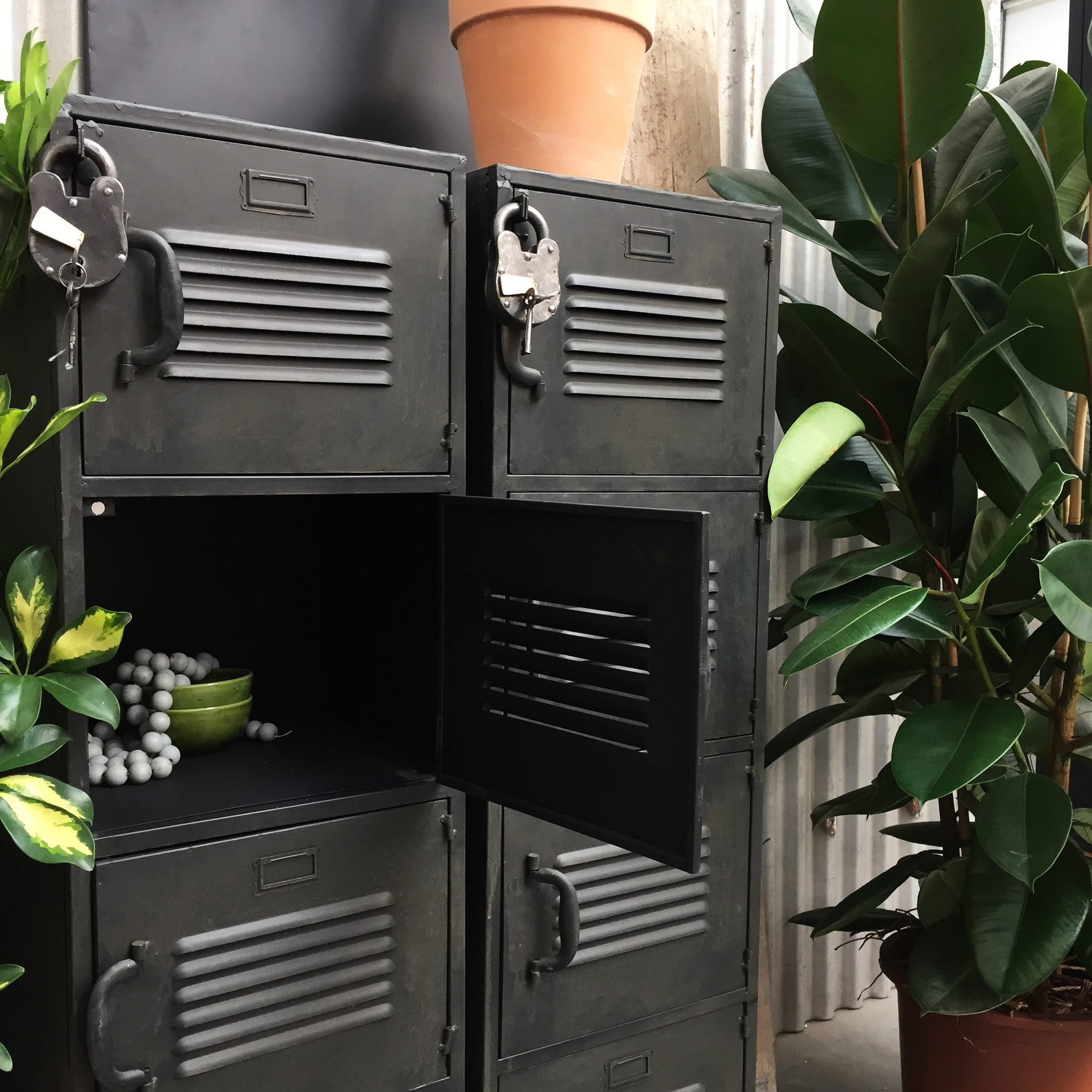 Schließfachschrank 4 Türen Schwarz | Mit Schloss - Rootsmann