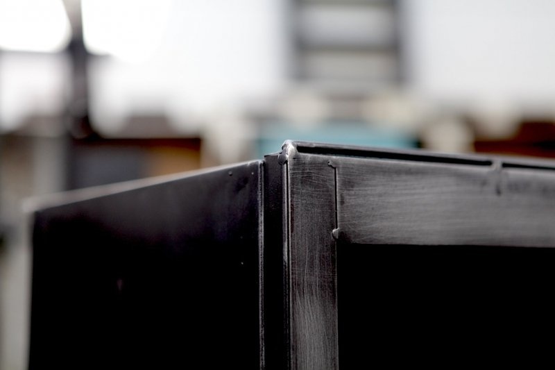 Hoher Schrank mit Schiebetür | Industrielle Möbel - Rootsmann