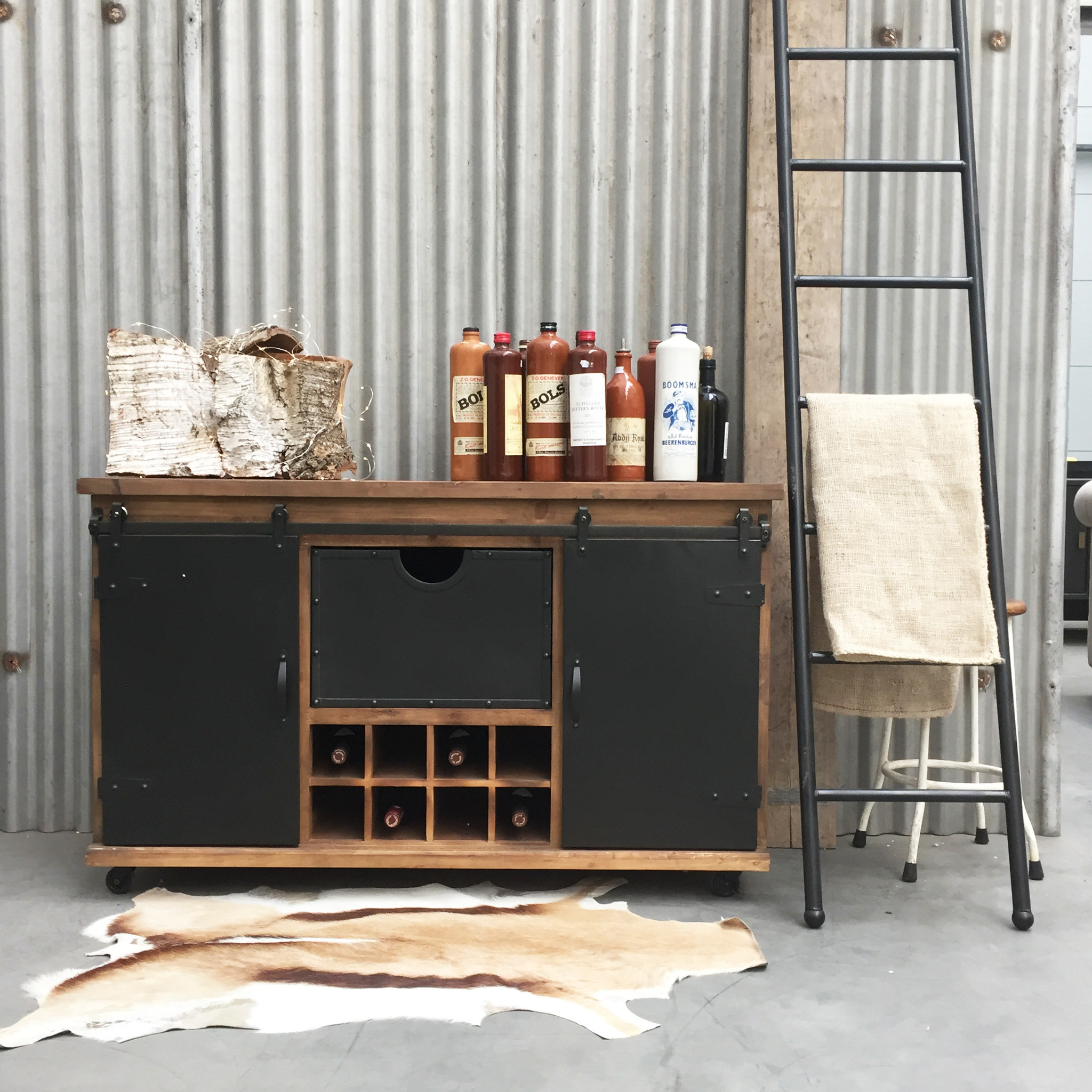 Weinschrank mit Schiebetür | Industrielle Möbel - Rootsmann