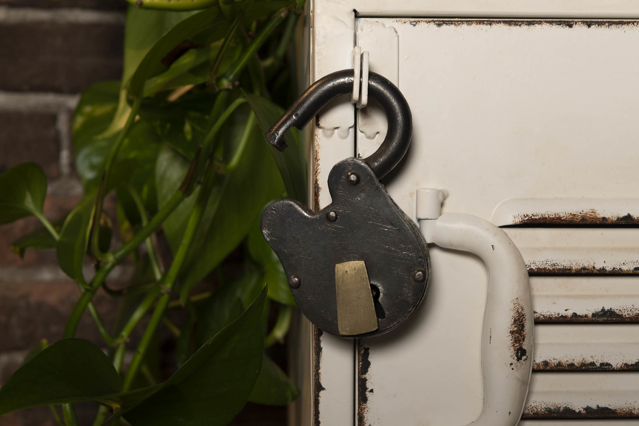 Schließfachschrank 4 Türen Weiß | Mit Schloss - Rootsmann