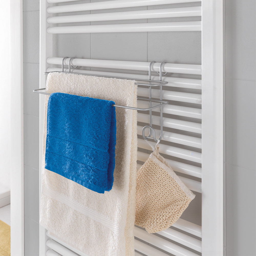 Батарея полотенце. Батарея для полотенец в ванную. Мокрые полотенца на батарею. Towel Rail. Vola Towel Warmers.