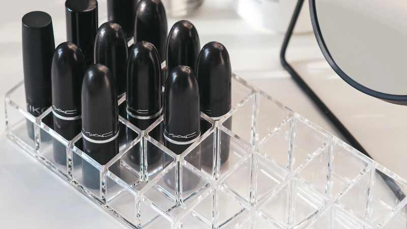 Kosmetikdisplay mit Lippenstiften in Fächern