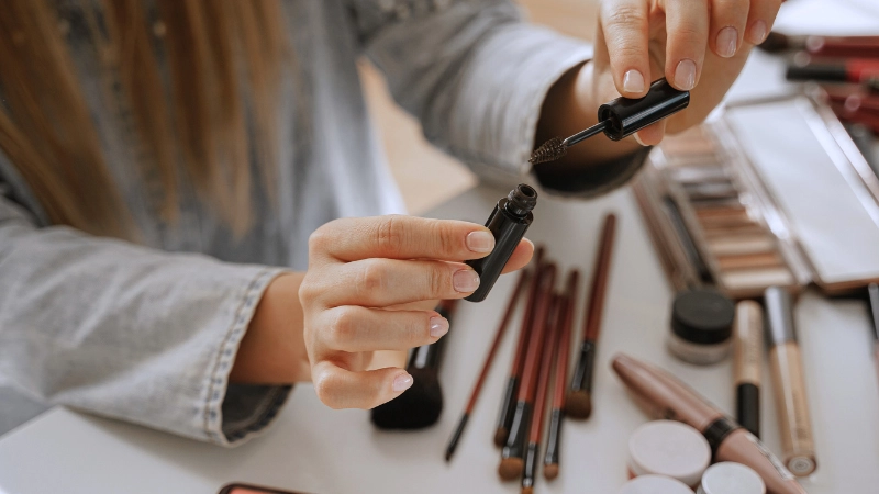 Vrouw is makeup aan het sorteren