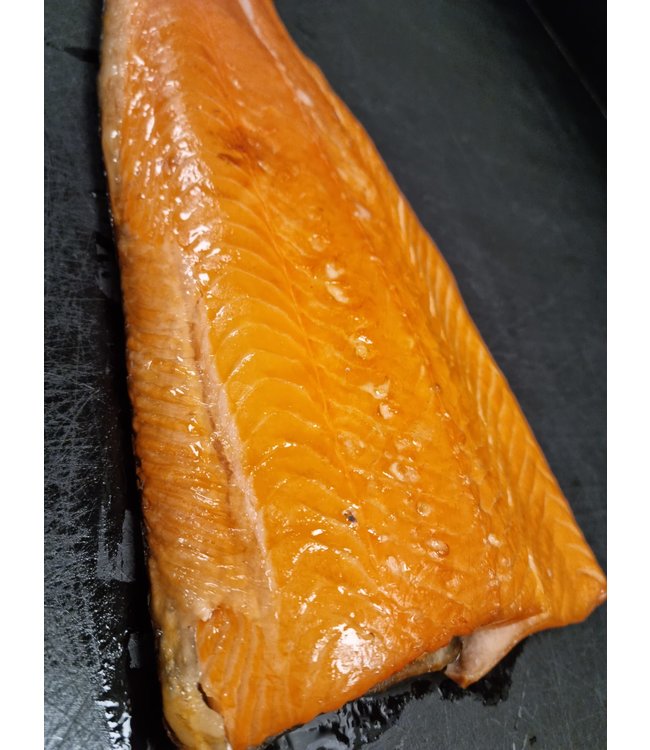 Halve zijde warm gerookte zalm