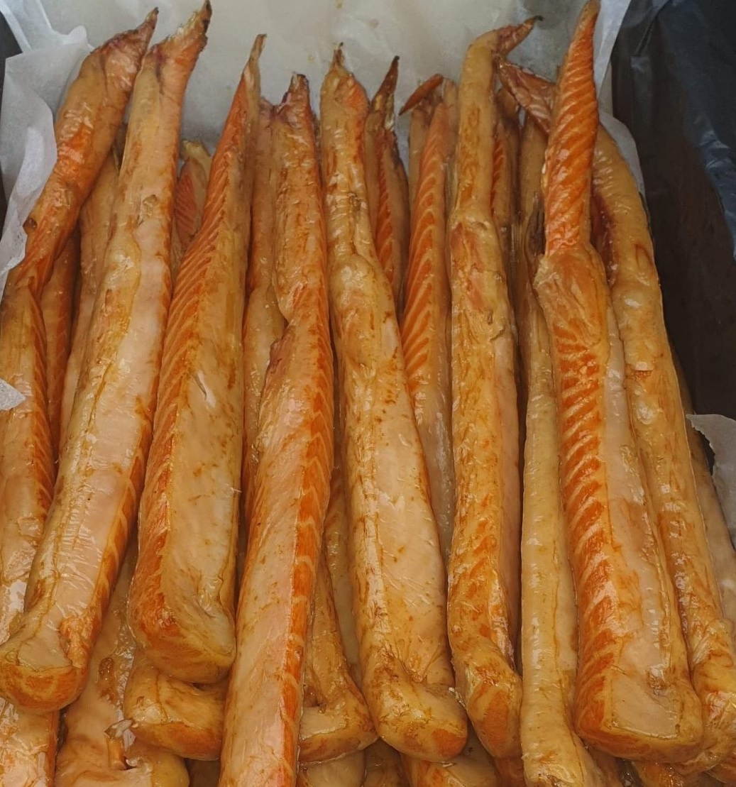 Warm gerookte zalm buikjes 1 kg. verpakking Urker Vishandel Hakvoort