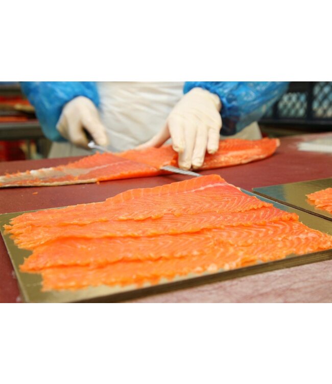 Koud gerookte zalm lang gesneden