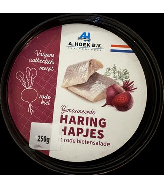 Gemarineerde Haring hapjes in bietensalade