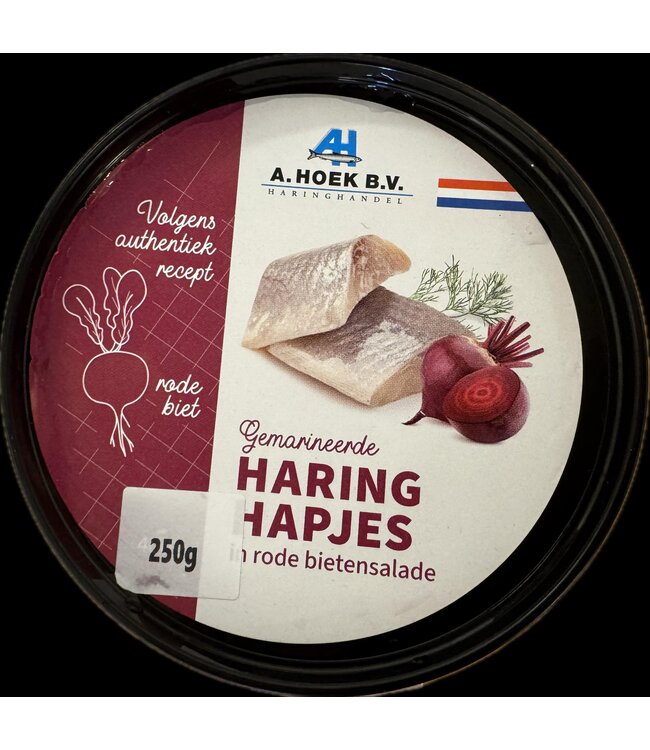 Gemarineerde Haring hapjes   in bietensalade