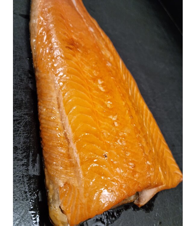 Halve zijde warm gerookte zalm
