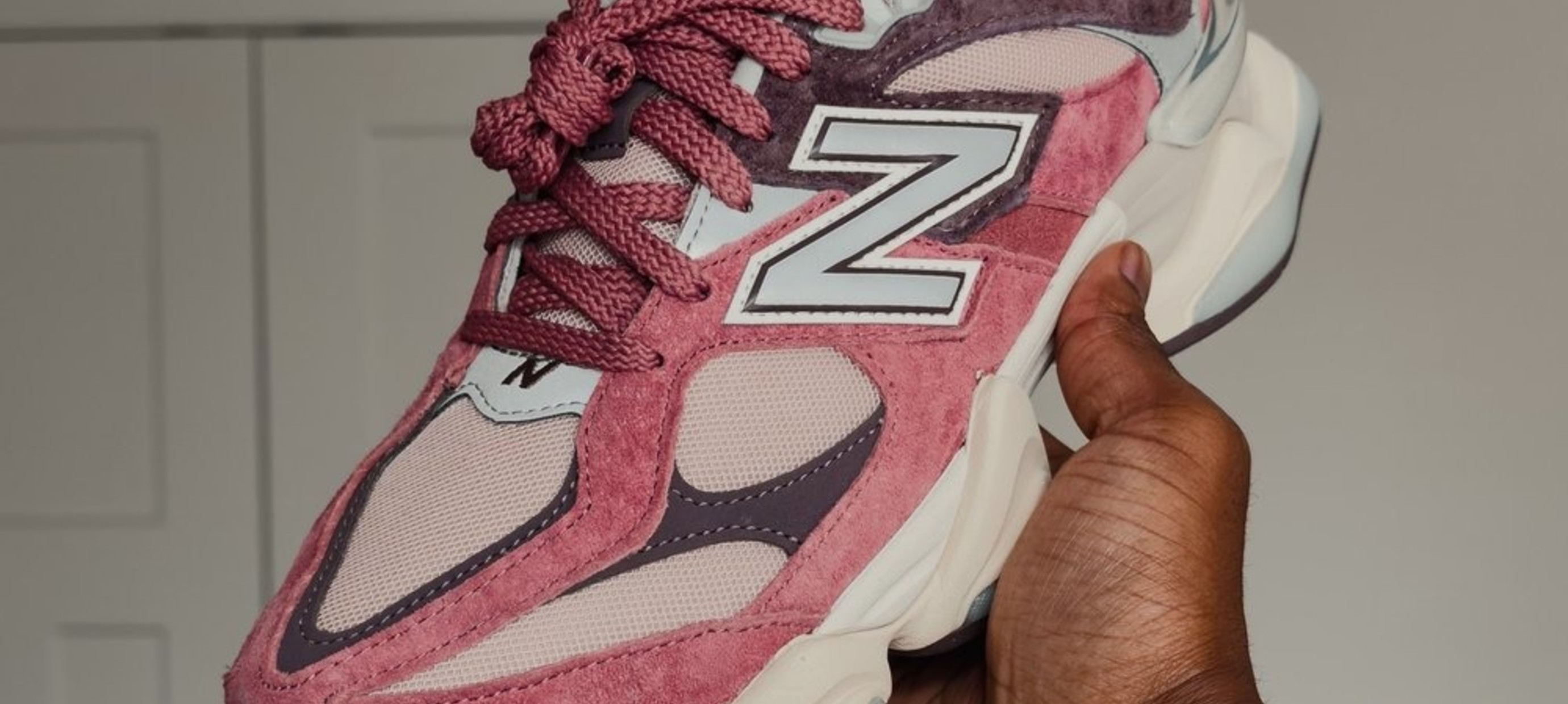 Verbeter je Stijl met de New Balance 9060 Cherry Blossom: De Perfecte Mix van Comfort en Cool