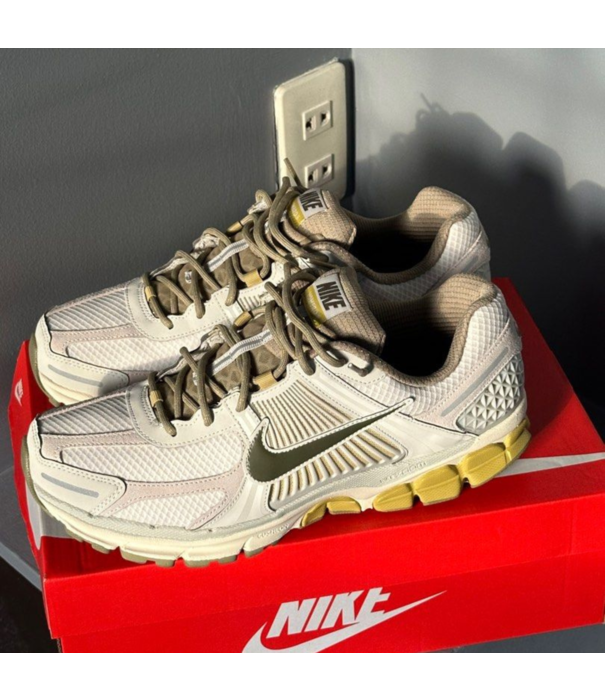 Nike Nike Zoom Vomero 5 Light bone / Medium Olive/ FV0397-001 - SneakerMood