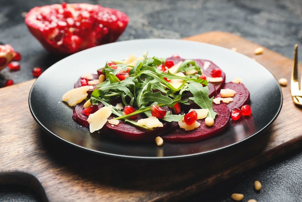 Rezept - Rote-Bete-Carpaccio mit Rucola, Parmesan und Pinienkernen ...