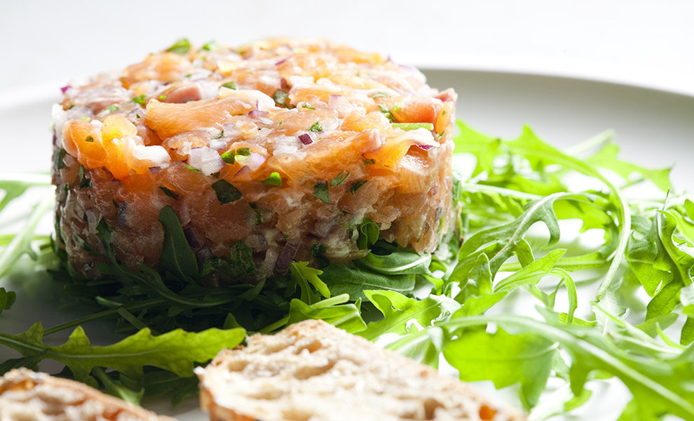 Lachstatar auf gebratenem Spargelsalat