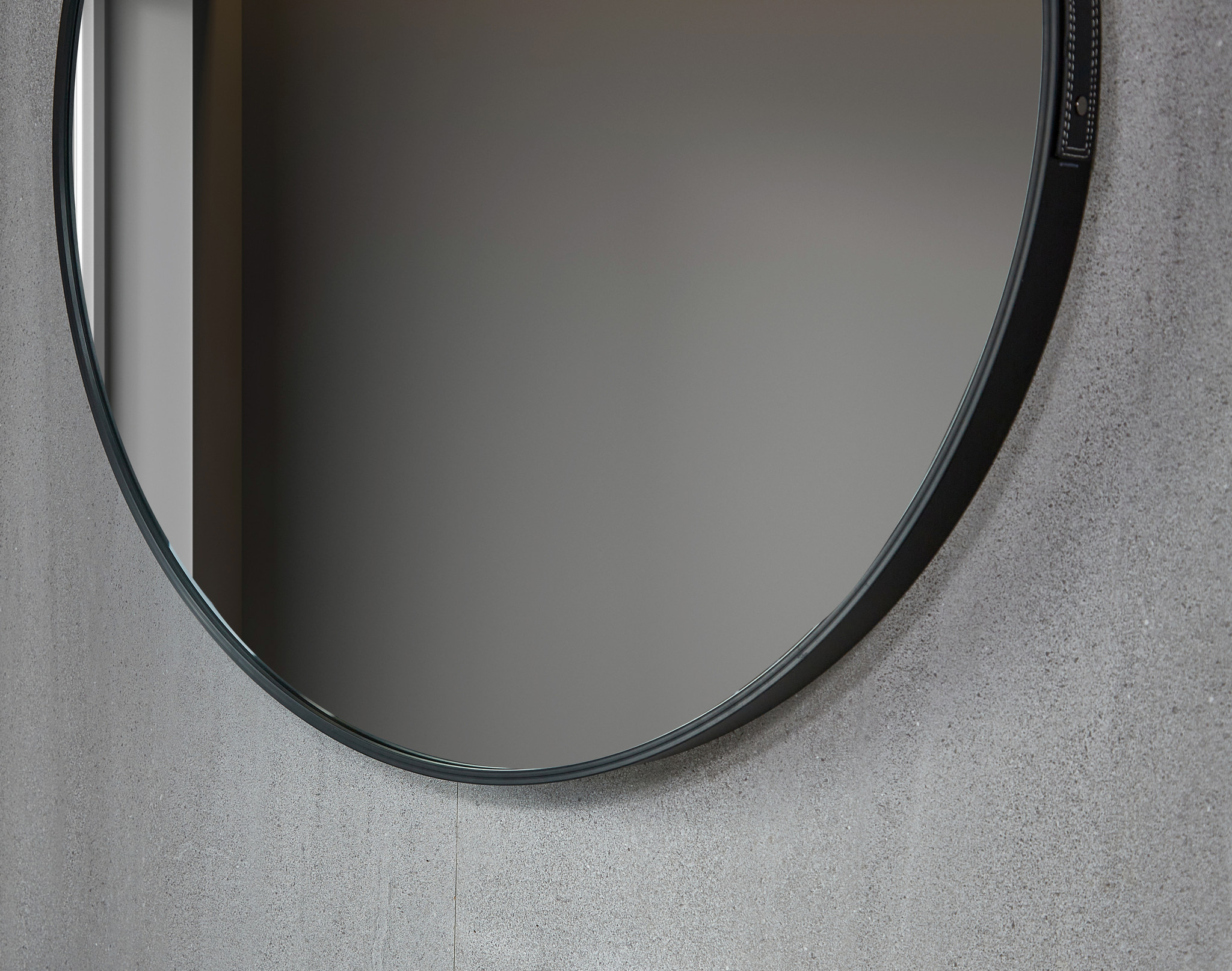 Wauw zijde gas Spiegel rond 80 cm met trendy riem zwart frame - Gaslooswonen .nl -  Grootste in elektrische verwarming Quality Heating