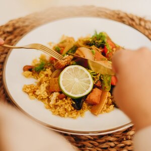 Thaise maaltijd: tahoe cashew, gele curry tahoe en jasmijnrijst (1p)