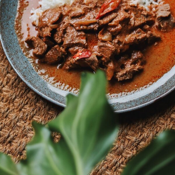 Restaurant BaiYok Thais Thaise pha naeng curry met rundvlees, sjalot en citroenblad