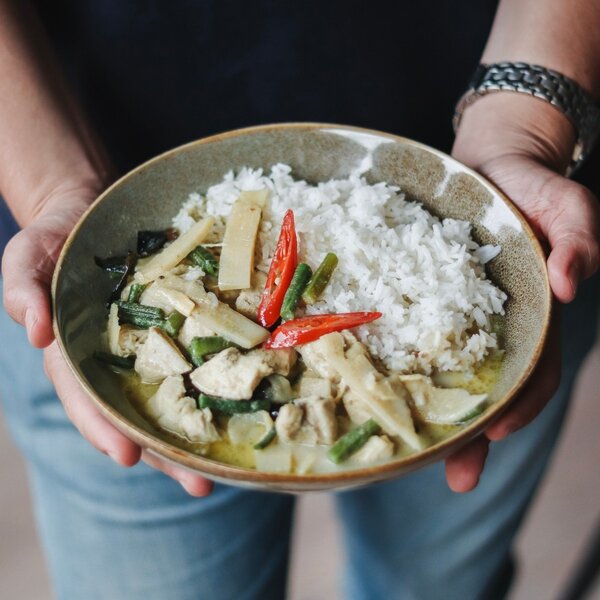 Restaurant BaiYok Thais Thaise maaltijd: Thaise groene curry met scharrelkipfilet, bamboe, Thaise aubergine en jasmijnrijst (pittig, 1p)