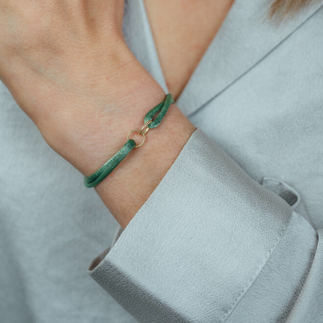 Vintage Dubbel Open Cirkel Satijnkoord Armband 14K Goud van Just Franky
