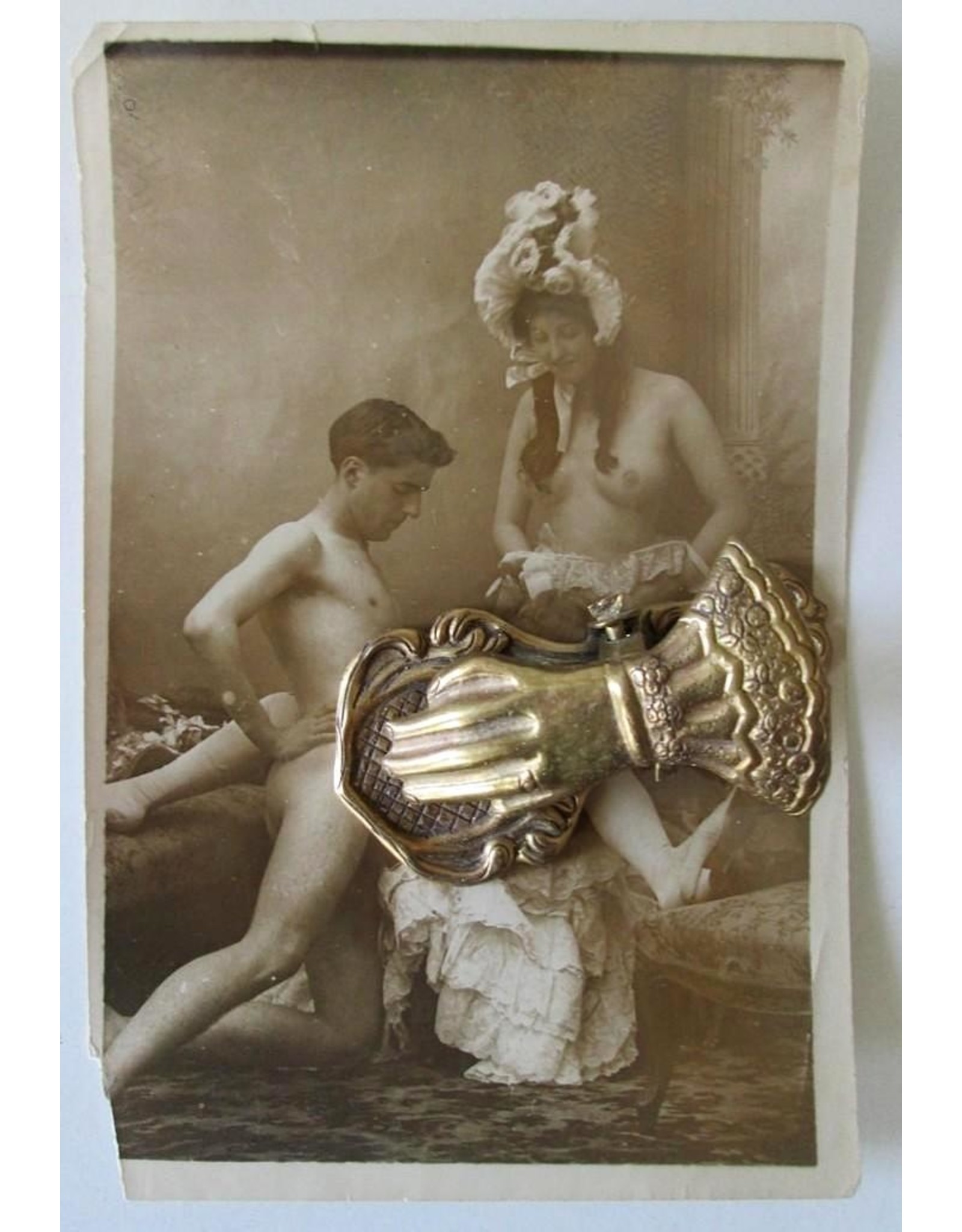 Anonieme fotograaf - Trio sexscène in studio jonge man en 2 dames 1900