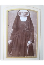 [Fotografica] - Photo album [Ladies, gentlemen, Catholic clergy and nuns. With handwritten]: "Souvenir de mon [...] Oncle"