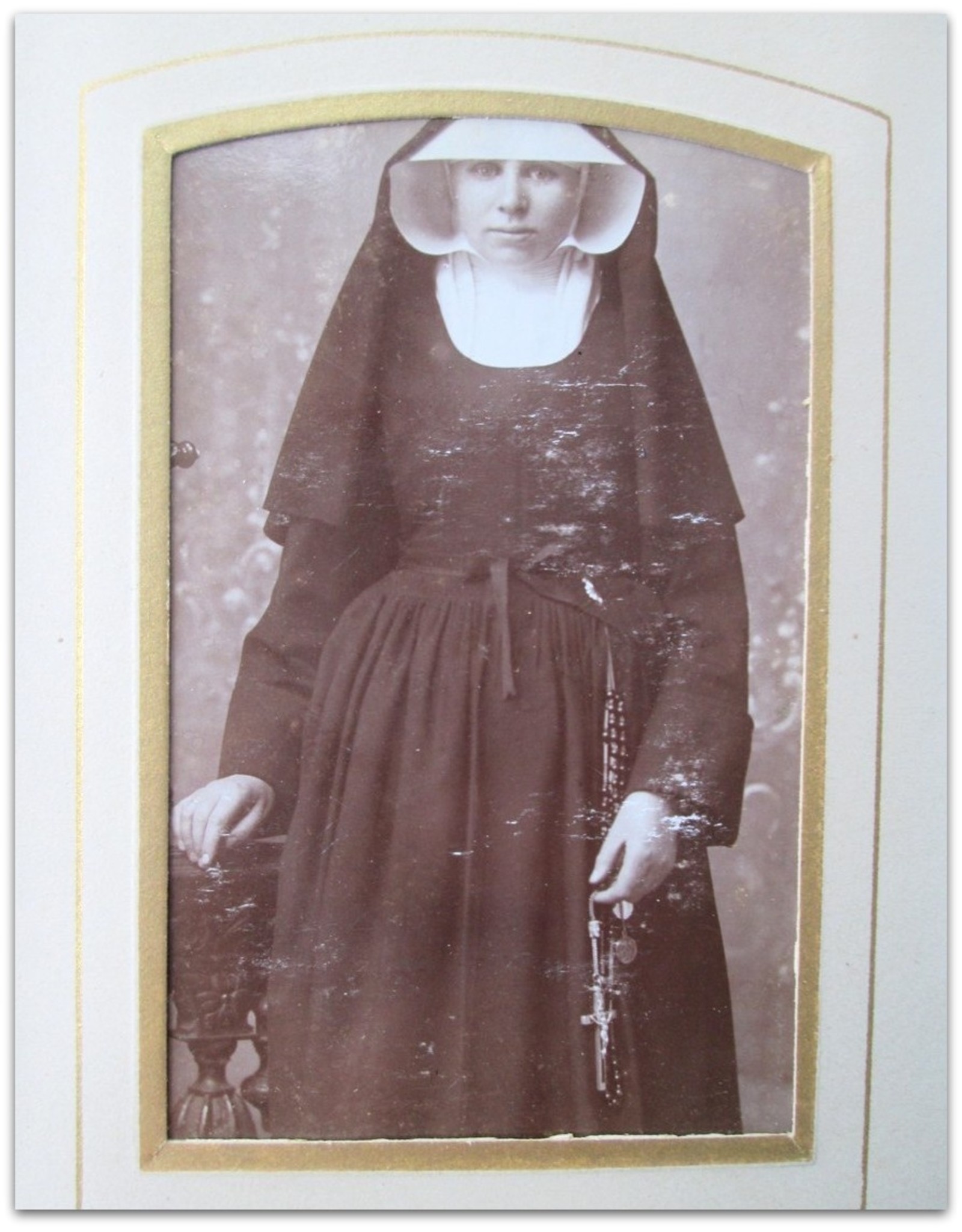 [Fotografica] - Fotoalbum [Heren, dames, katholieke geestelijken en nonnen. Met handgeschreven]: "Souvenir de mon [...] Oncle"