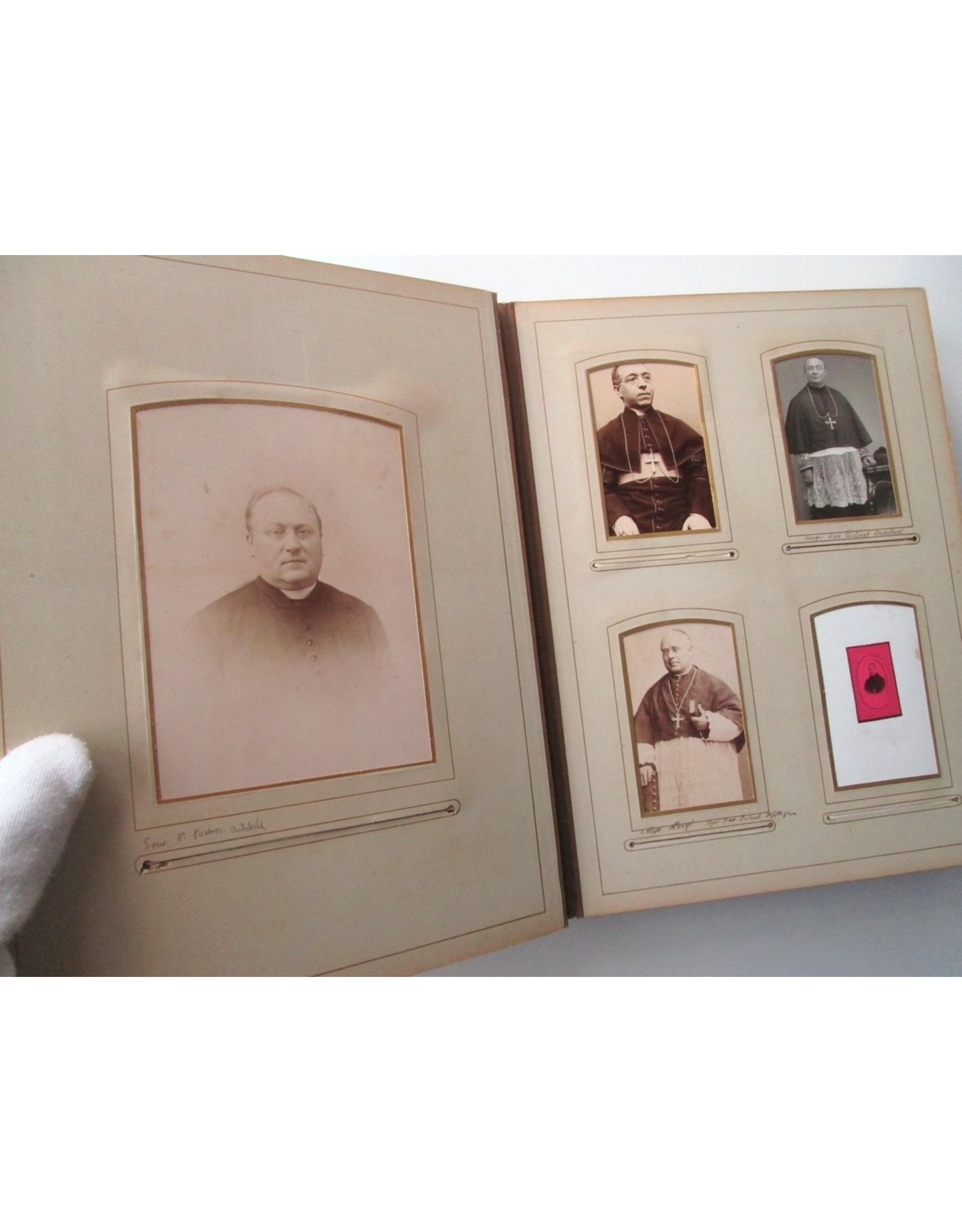 [Fotografica] - Photo album [Ladies, gentlemen, Catholic clergy and nuns. With handwritten]: "Souvenir de mon [...] Oncle"