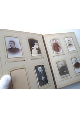 [Fotografica] - Photo album [Ladies, gentlemen, Catholic clergy and nuns. With handwritten]: "Souvenir de mon [...] Oncle"