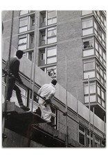 Maurice Hogenboom - Nudiste poseert in gebroken raamkozijn van Amsterdamse flat