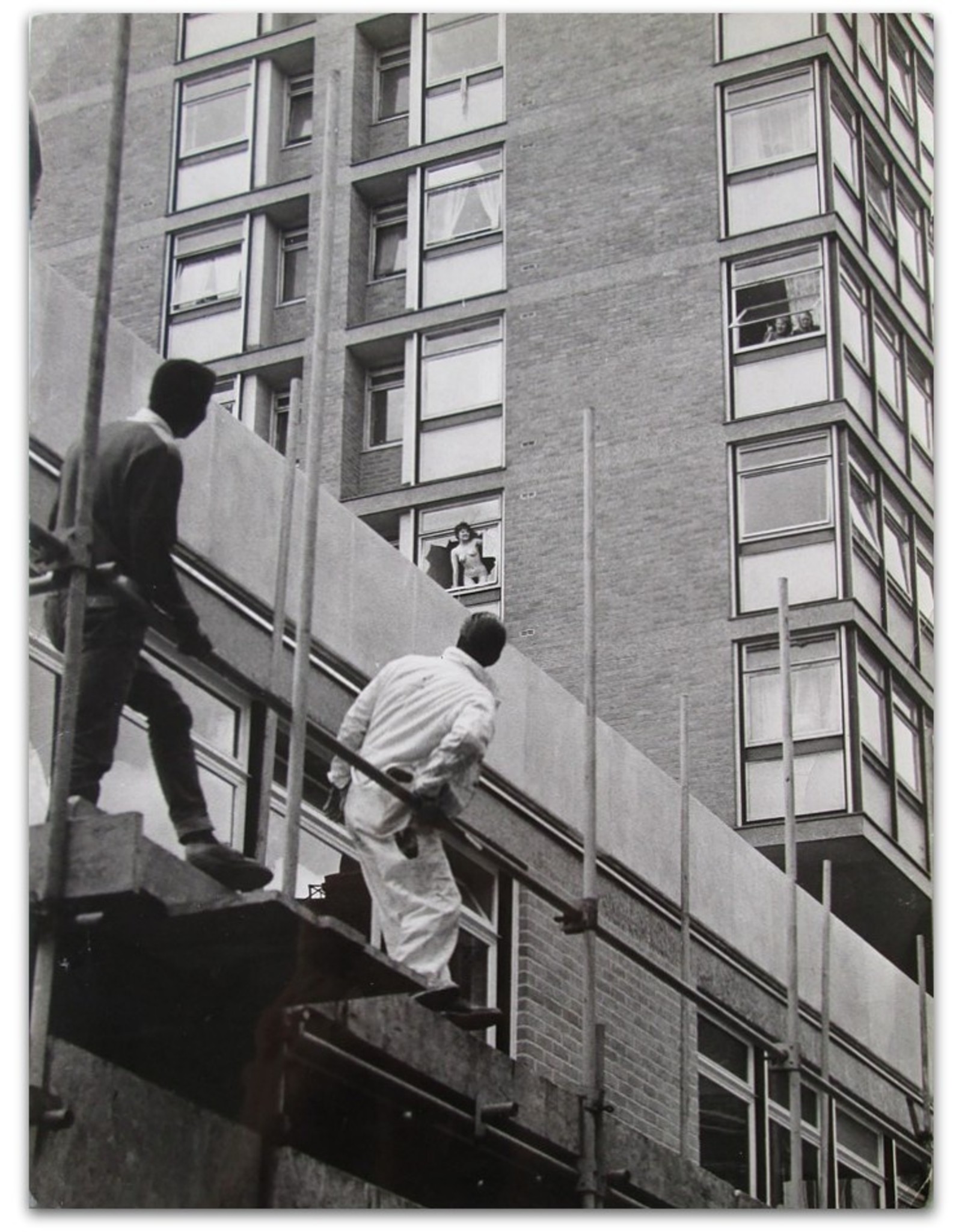 Maurice Hogenboom - Nudiste poseert in gebroken raamkozijn van Amsterdamse flat